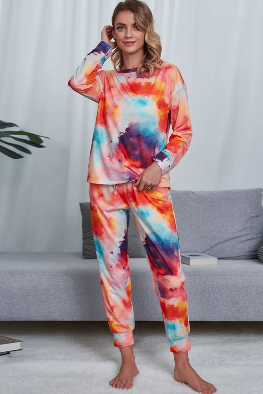 Conjunto de estar por casa con top de cuello redondo y joggers con cordón en la cintura con efecto tie-dye
