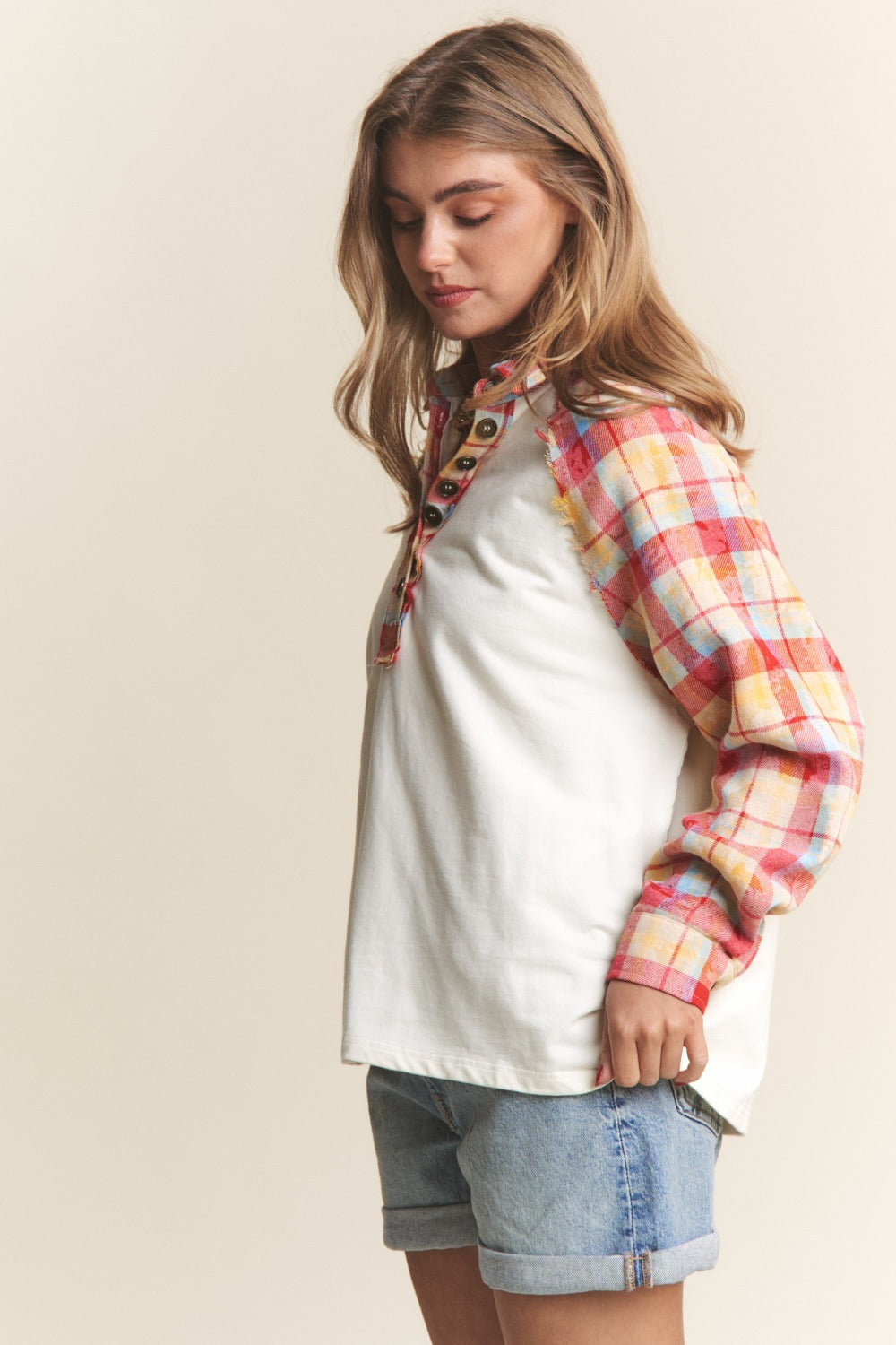 Top Henley con botones en contraste y cuadros de J.NNA
