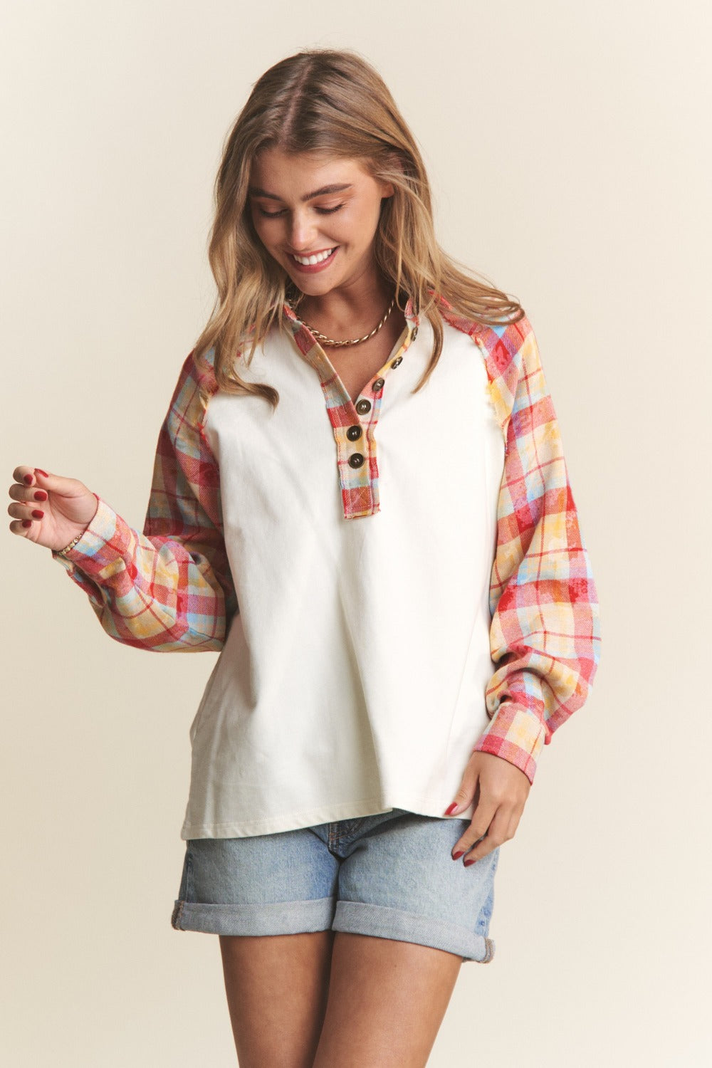 Top Henley con botones en contraste y cuadros de J.NNA