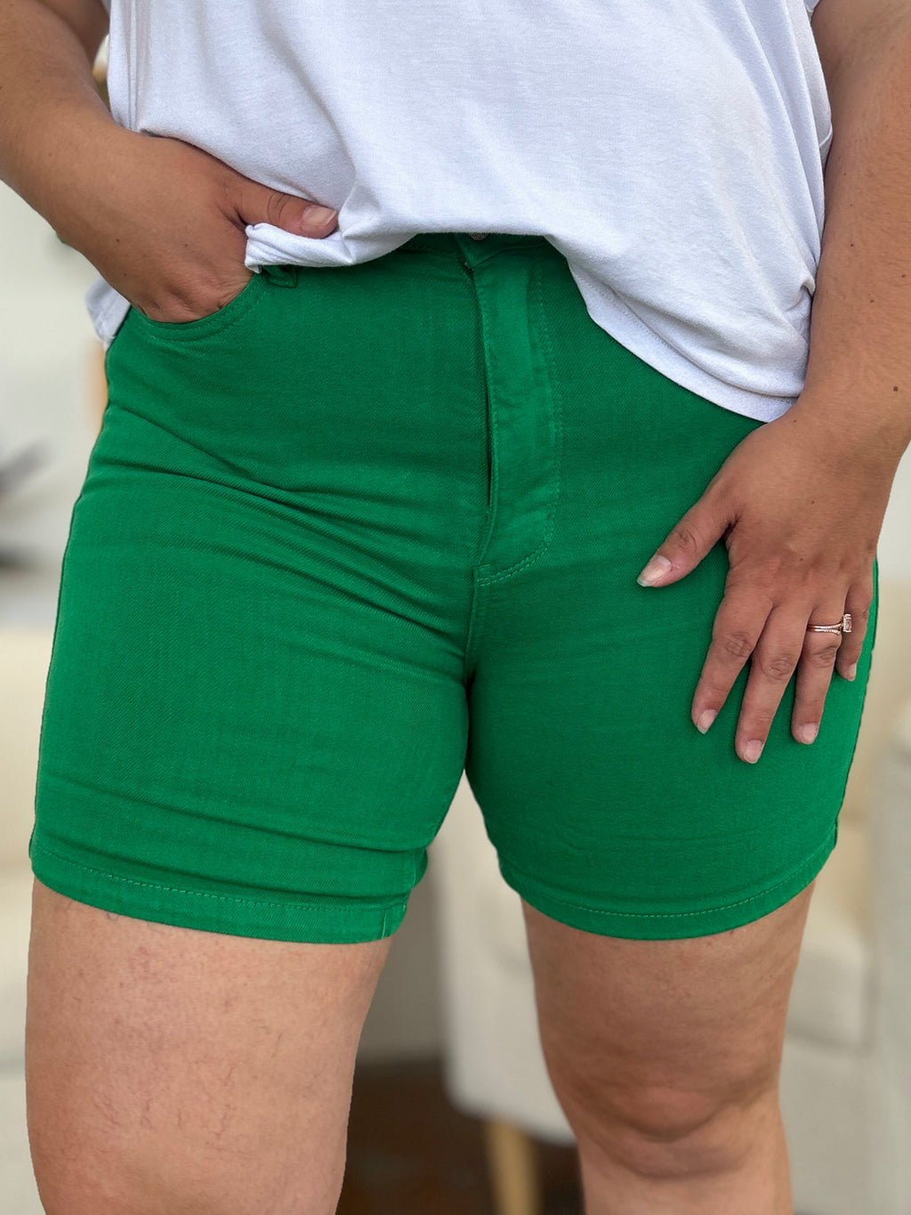 Shorts vaqueros teñidos de talla grande con control de abdomen de Judy Blue