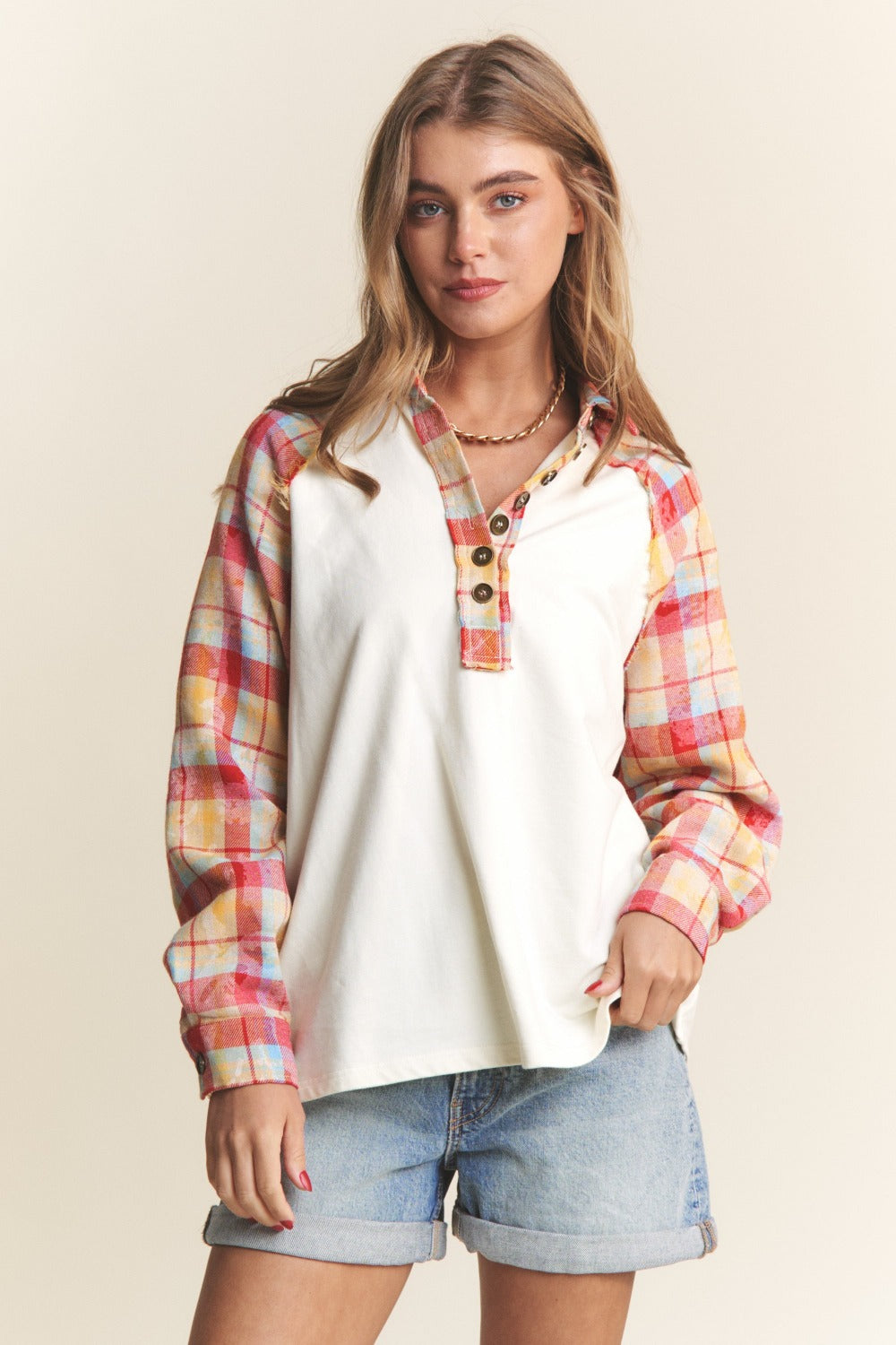 Top Henley con botones en contraste y cuadros de J.NNA
