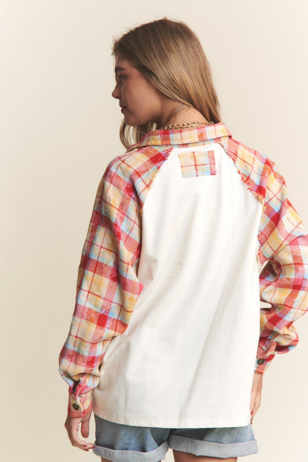 Top Henley con botones en contraste y cuadros de J.NNA