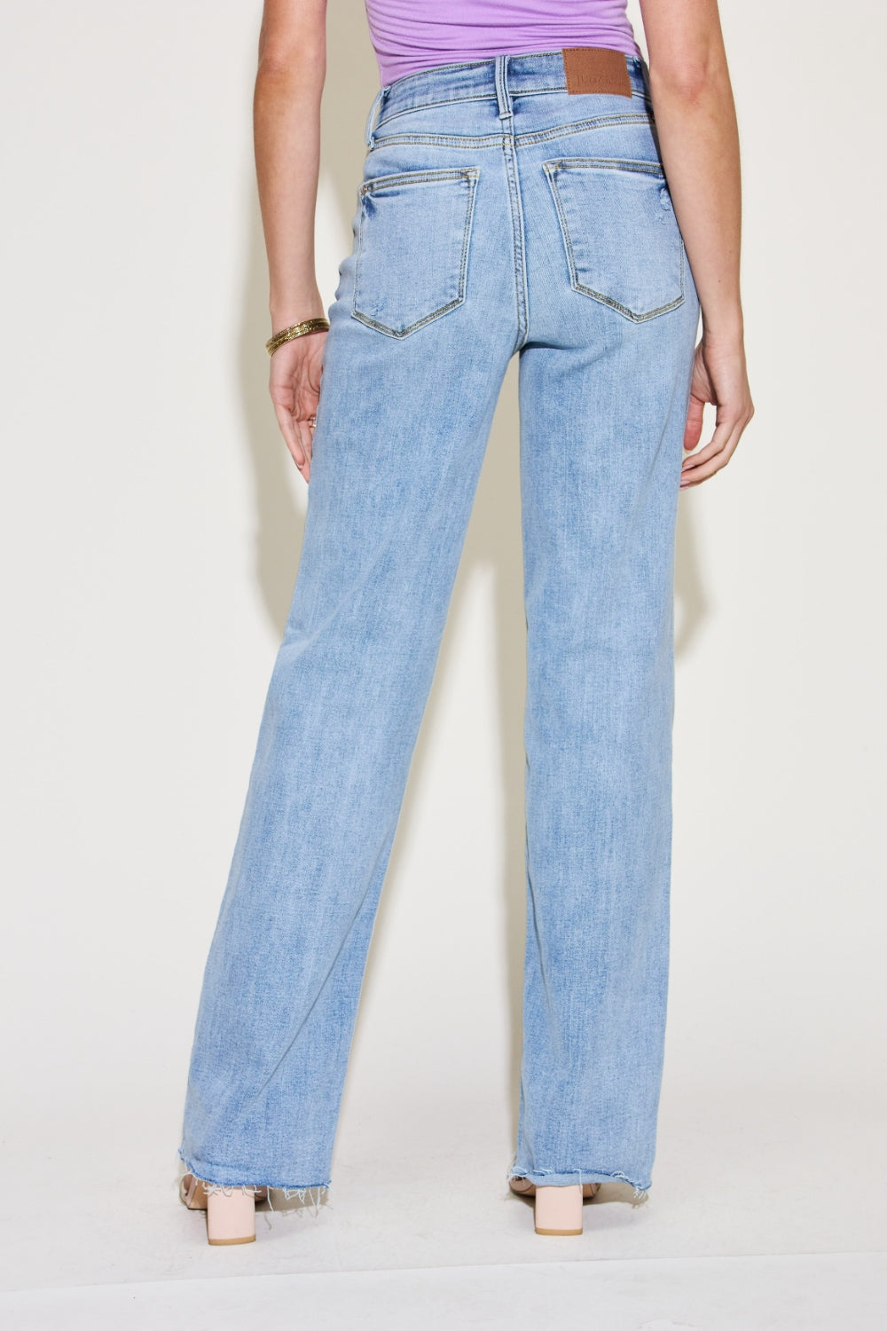 Jean droit bleu Judy taille haute avec ceinture en V sur le devant