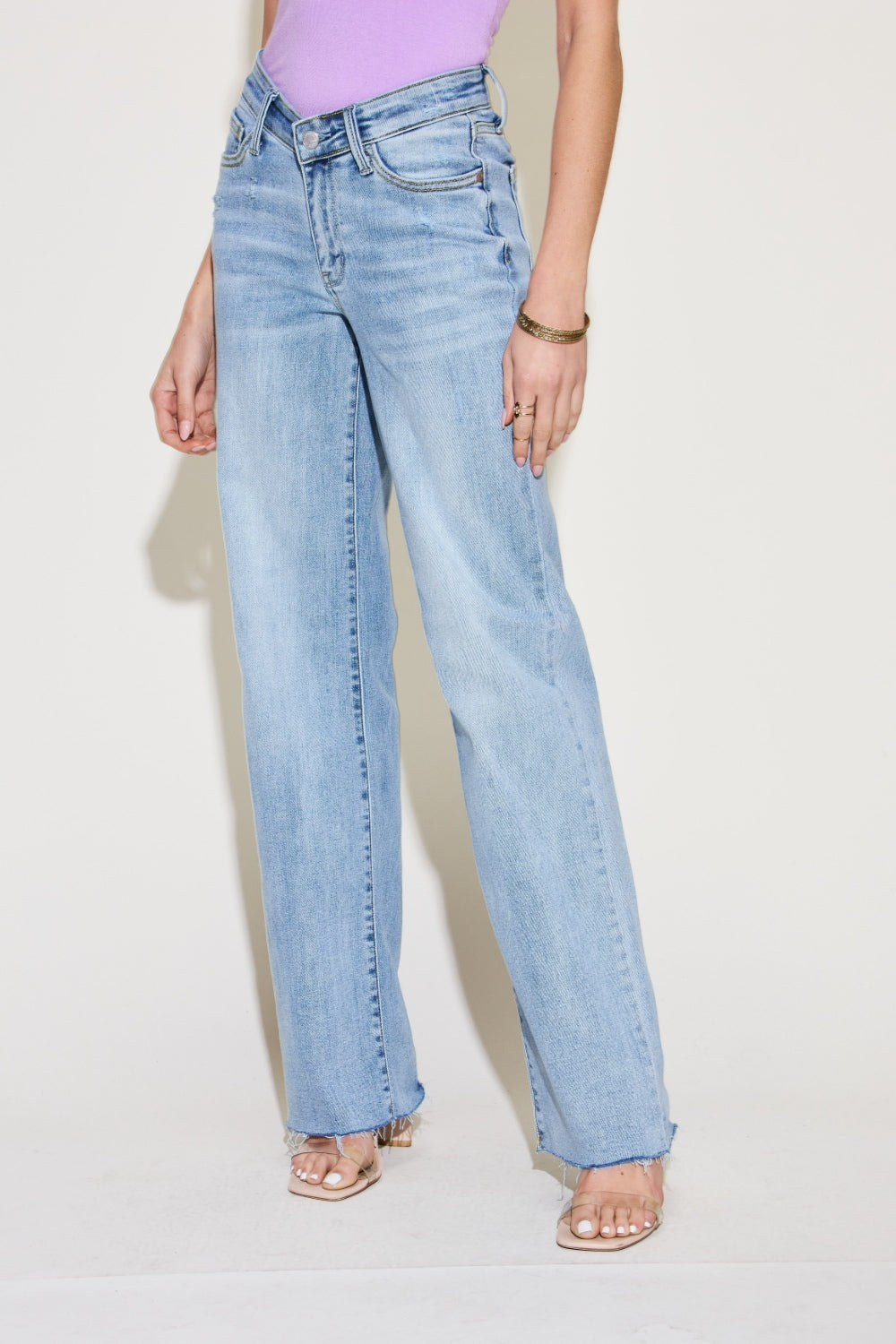 Jean droit bleu Judy taille haute avec ceinture en V sur le devant