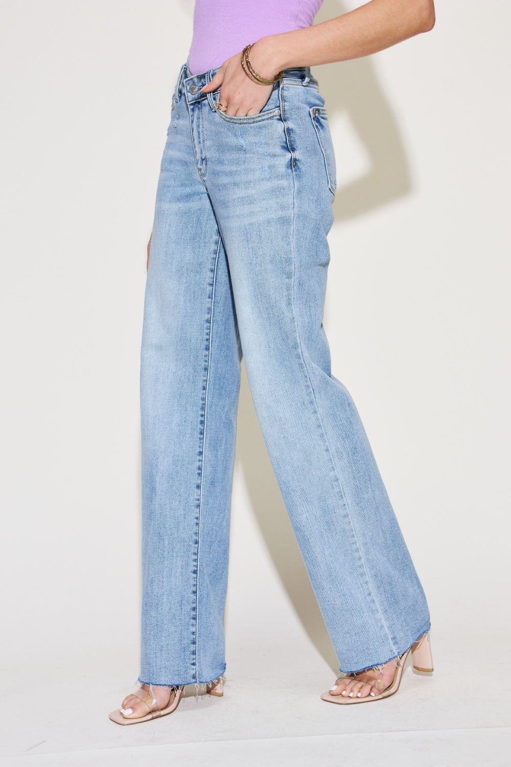 Jean droit bleu Judy taille haute avec ceinture en V sur le devant